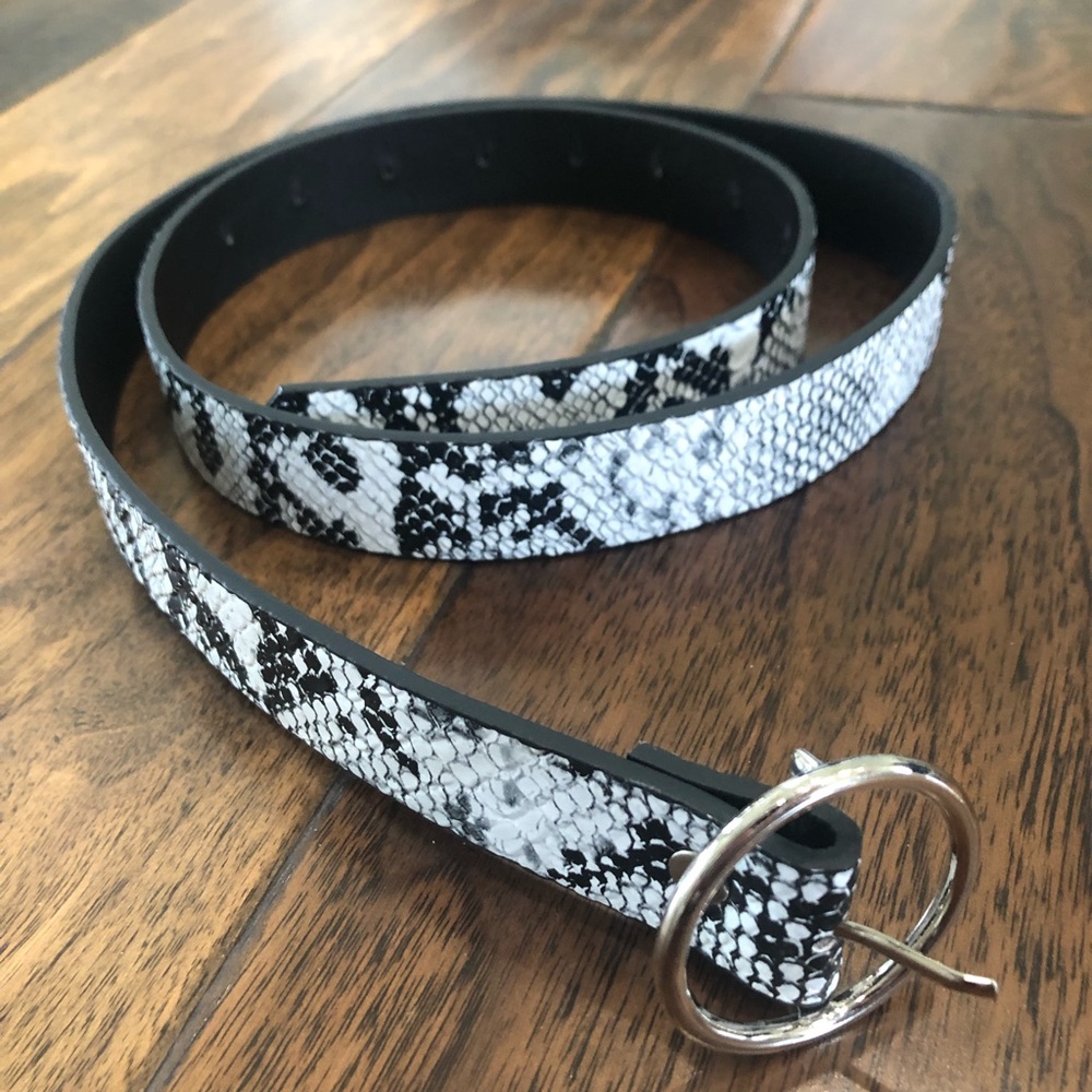 Black and White Reptile Print Belt with Circular Buckle 41”